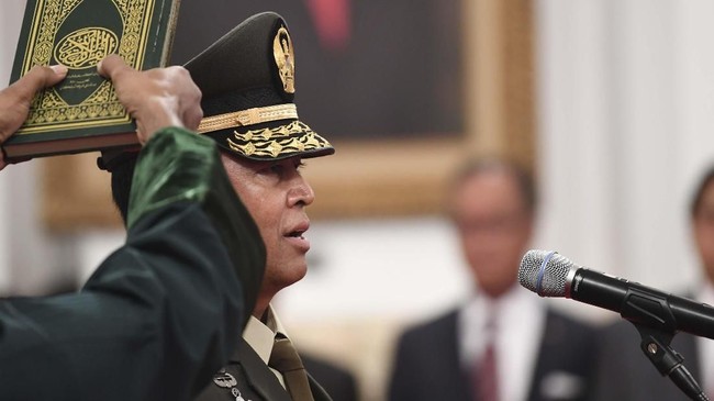 Presiden RI Joko Widodo (Jokowi) telah melantik Jenderal Andika Perkasa menjadi Panglima TNI di Istana Negara, Jakarta Pusat, Rabu (17/11) siang.