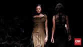 FOTO: Batik-batik Nyanyian Alam Alam yang kaya dan penuh kebebasan digambarkan desainer Yanny Tan lewat busana-busana berpotongan loose dan teknik tie dye.