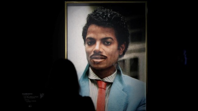 FOTO: 'Menonton' Raja Pop Michael Jackson di Dinding Pameran