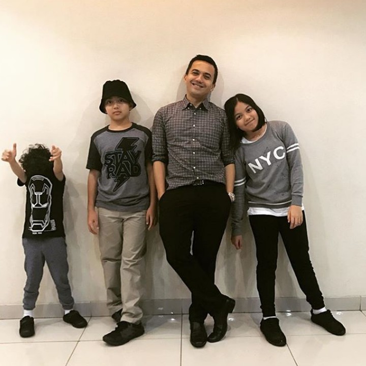 <p>2. Pas lagi ngumpul berang, mereka kompak memakai baju berwarna senada. Saat yang lain menatap kamera, si Pay lagi pasang gaya apa itu? (Foto: Instagram @sahrulgunawan</p>