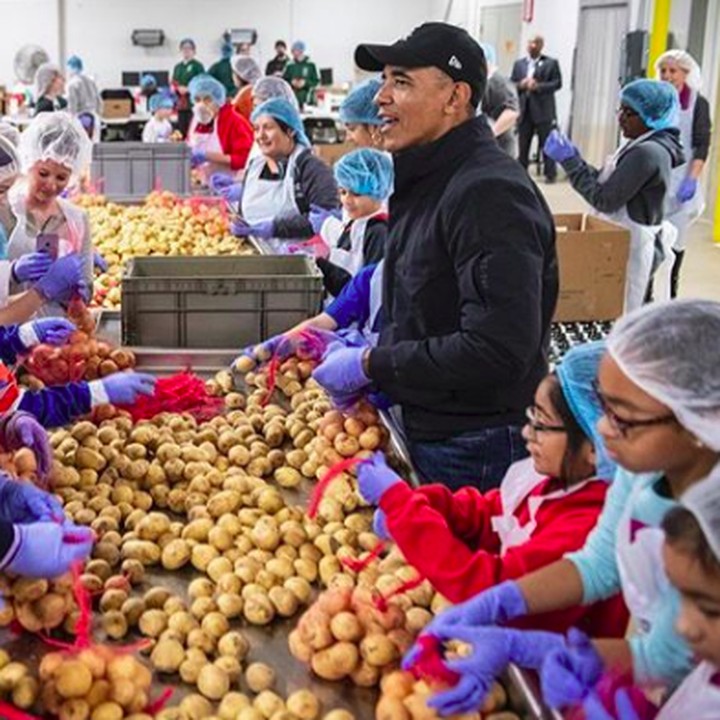 <p>Mantan Presiden Amerika Serikat Barack Obama merayakan rasa syukurnya dengan memberi kejutan pada sekelompok sukarelawan bank makanan di Chicago untuk membantu menyiapkan makanan Thanksgiving bagi orang kurang mampu. (Foto: Instagram/barackobama)</p>