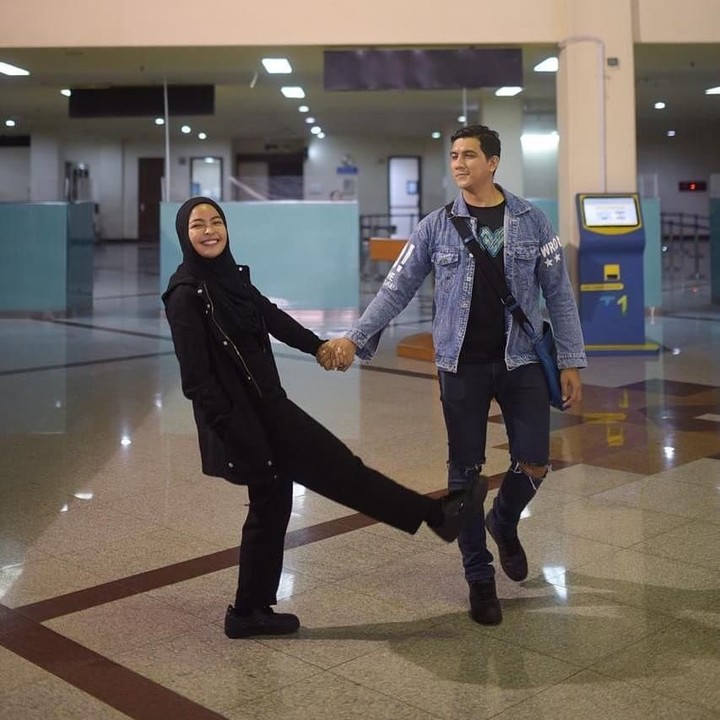 <p>Menjalani profesi yang sama, membuat Arda dan <a href="https://hot.detik.com/celeb/4027843/ketakutan-tantri-kotak-hingga-insiden-sergai-berdarah-sebelum-berhijab" target="_blank">Tantri</a> senang banget kalau bisa manggung di kota yang sama. Bisa pacaran sambil kerja ya. (Foto: Instagram @tantrisyalindri)</p>