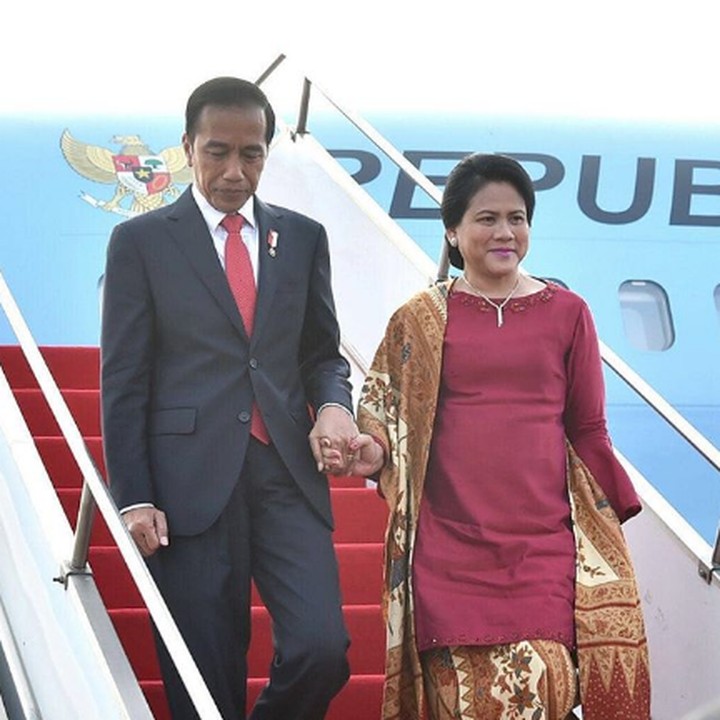 <p>"Perempuan tangguh dalam hidupku adalah Ibu Iriana," kata <a href="https://www.haibunda.com/mom-life/d-4313842/ungkapan-cinta-jokowi-untuk-iriana" target="_blank">Jokowi </a>dalam caption foto ini. So sweet sekali ya. (Foto: Instagram @jokowi)</p>