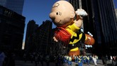 FOTO: Parade Balon Sambut Thanksgiving Tiupan angin dingin tak membuat semangat pengunjung surut dalam menyaksikan parade Thanksgiving di Manhattan, New York.
