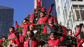 FOTO: Parade Balon Sambut Thanksgiving Tiupan angin dingin tak membuat semangat pengunjung surut dalam menyaksikan parade Thanksgiving di Manhattan, New York.