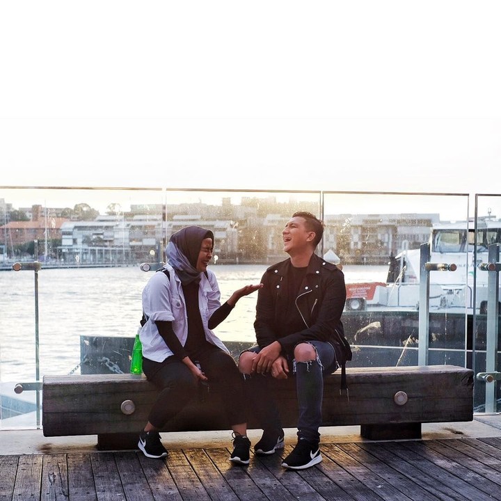 Pasangan penyanyi Tantri 'Kotak' dan Hatna Danarda terlihat makin romantis. Siap-siap melting ya, Bun setelah melihat foto mereka.