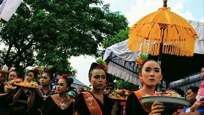 Lombok Barat, Nusa Tenggara Barat, menyajikan tradisi perang yang jauh dari kesan menyeramkan.