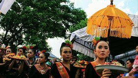 Mengintip Keunikan Tradisi Perang Topat di Lombok Barat