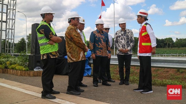 Jokowi bertemu dengan 1.000 perangkat desa di Islamic Center, Lampung Timur. Di acara itu Jokowi mengaku beberapa kali telat datang ke acara yang ia kunjungi.