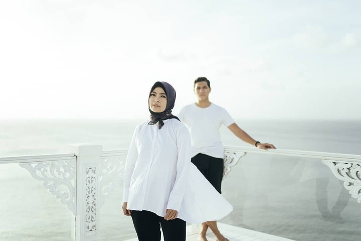 Pasangan penyanyi Tantri 'Kotak' dan Hatna Danarda terlihat makin romantis. Siap-siap melting ya, Bun setelah melihat foto mereka.