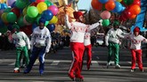 FOTO: Parade Balon Sambut Thanksgiving Tiupan angin dingin tak membuat semangat pengunjung surut dalam menyaksikan parade Thanksgiving di Manhattan, New York.