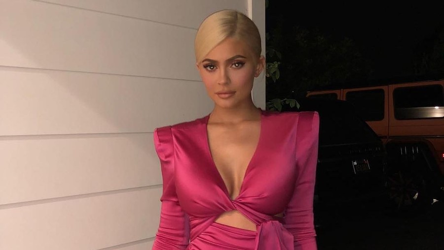 Jadi miliarder muda, Kylie Jenner jual perusahaan kosmetiknya seharga Rp8,3 triliun.