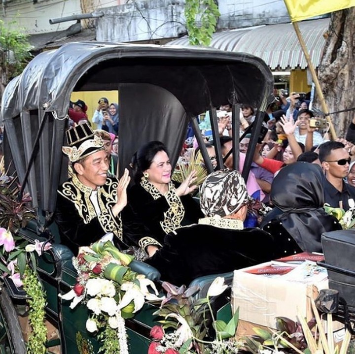 <p>Serasi sekali Iriana dengan Jokowi dalam balutan beskap hitam kala mengikuti Festival Keraton dan Masyarakat Adat ASEAN 2018 di Alun-alun Kabupaten  Sumenep, Madura. (Foto: Instagram @jokowi)</p>