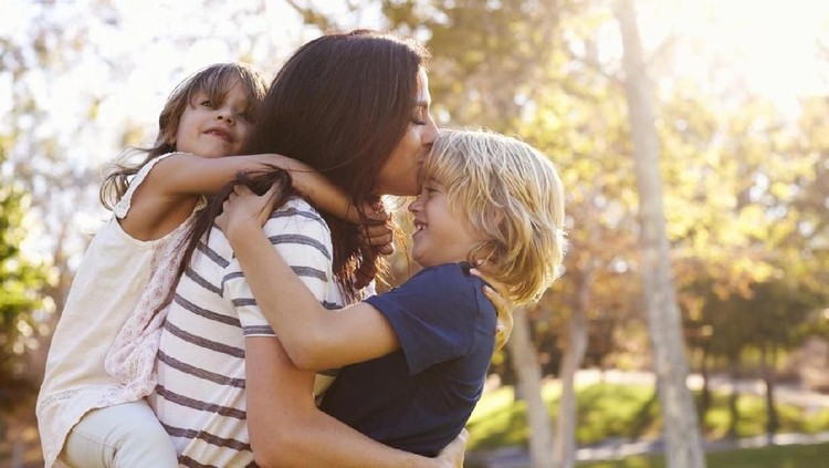 Lanjutkan Hidup Saat Harus Jadi Single Mother Simak tiga hal yang bisa Bunda lakukan ketika harus jadi single mother. Be tough ya, Bun.