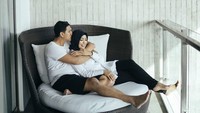 <p>Hayo, Bunda sudah memeluk suami belum hari ini? Kalau lihat Arda dan <a href="https://hot.detik.com/celeb/d-4028127/pro-kontra-keputusannya-berhijab-tantri-kotak-punya-pendirian" target="_blank">Tantri</a>, jangan-jangan Bunda ingin suami buru-buru pulang ya? he-he-he. (Foto: Instagram @tantrisyalindri)</p>