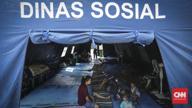Warga yang mengungsi akibat rumahnya ambles beristirahat dalam tenda pengungsian di Lodan Raya, Pademangan, Jakarta (23/11). Sebanyak delapan kepala keluarga diungsikan akibat tanah ambles. (CNN Indonesia/ Hesti Rika)
