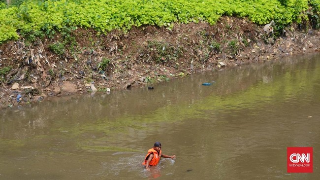 Limbah medis banyak ditemukan di sepanjang Ciliwung, di saat air sungai masih jadi kebutuhan utama warga setempat.