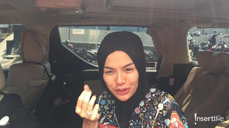 Unggah Foto Uang Banyak, Nikita Mirzani Akui Ingin Sombong Nikita Mirzani membalas sindiran mengenai dirinya yang kehabisan uang untuk membayar kontraktor.