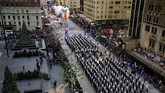 FOTO: Parade Balon Sambut Thanksgiving Tiupan angin dingin tak membuat semangat pengunjung surut dalam menyaksikan parade Thanksgiving di Manhattan, New York.