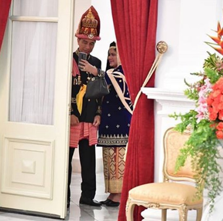 <p>Manis sekali momen wefie Jokowi dan Iriana ini ya. Potret ini diambil sebelum mengikuti upacara Peringatan Proklamasi Kemerdekaan ke-73 Republik Indonesia di Istana Negara, Jakarta. (Foto: Instagram @jokowi)</p>