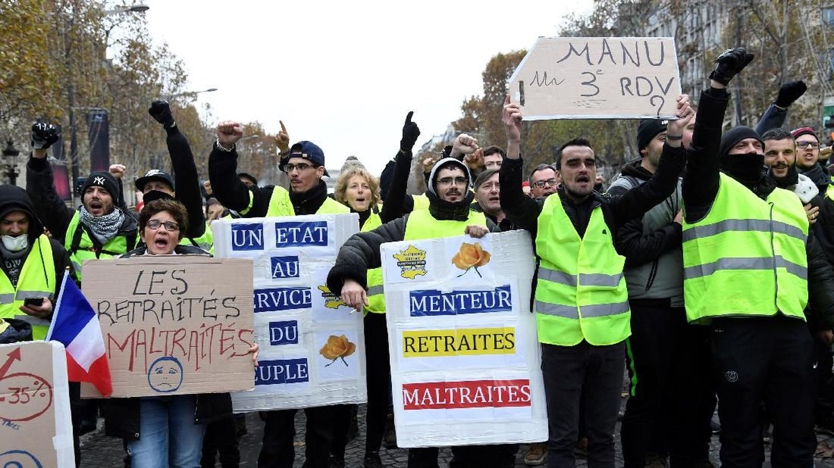 FOTO: Rompi Kuning Versus Polisi Ricuh Soal BBM Era Macron