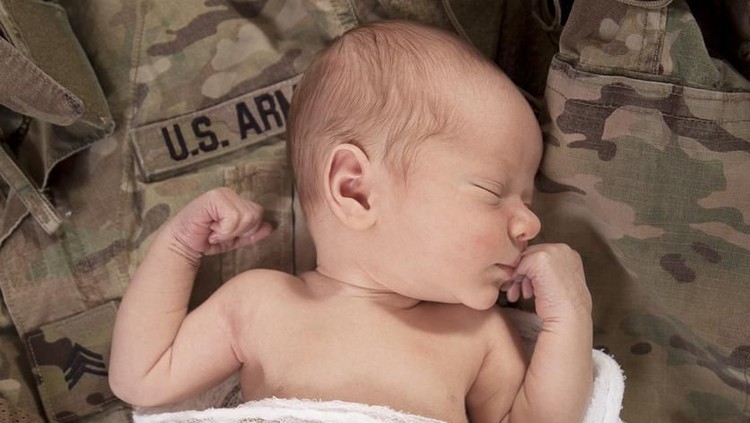 20 Nama Bayi Terinspirasi Pasukan Militer Bicara tentara nggak selamanya menakutkan lho, Bun. Simak deh deretan nama bayi yang terinspirasi dari pasukan militer.