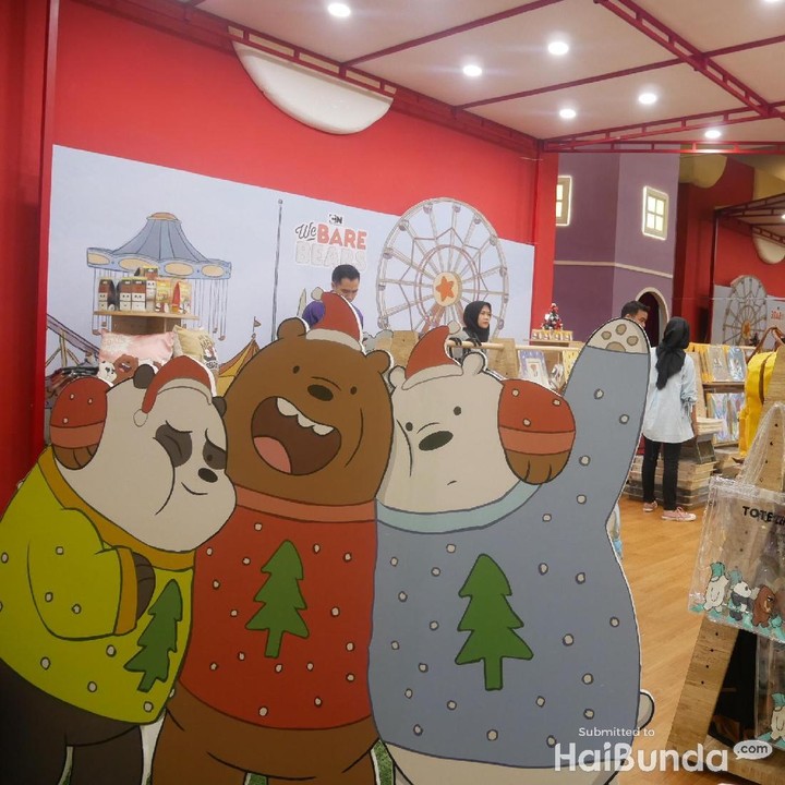 <p>Di sini juga jual merchandise resmi dari We Bare Bears lho, Bun.</p>