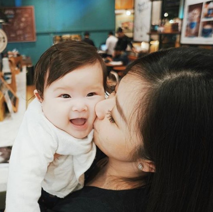 <p>Muach! Vechia happy dicium mama. (Foto: Instagram @frandaaa87)</p>
