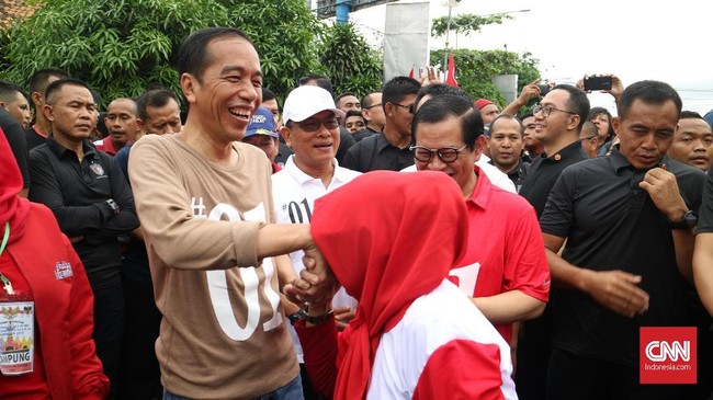 Presiden Jokowi menaikkan anggaran Program Keluarga Harapan menjadi Rp34,4 triliun pada 2019. Program itu diyakini punya efek elektoral positif bagi Jokowi.