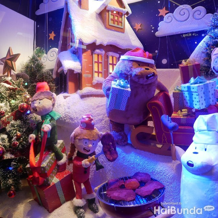 <p>Di sini, Bunda juga bisa berfoto dengan beberapa display yang tak kalah menggemaskan seperti saat mereka sedang membungkus kado Natal.</p>