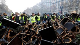 FOTO: Rompi Kuning Versus Polisi Ricuh Soal BBM Era Macron