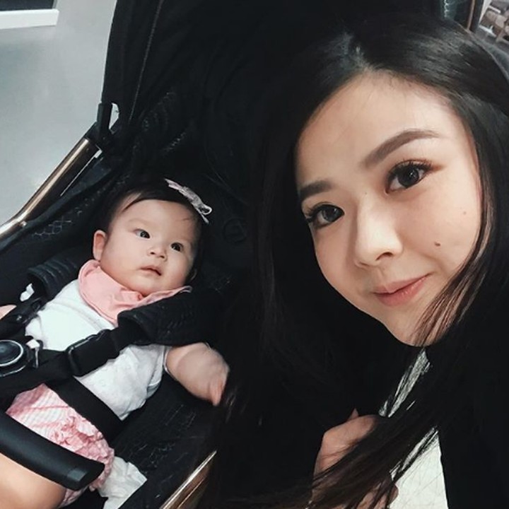 <p>Diajak foto, Vechia malah lihat mama. (Foto: Instagram @frandaaa87)</p>
