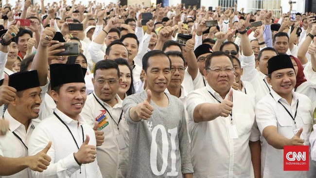 Jokowi menekankan pelaku penyebar fitnah dan hoaks bahwa dirinya adalah anggota Partai Komunis Indonesia (PKI) akan ditabok dengan proses hukum.