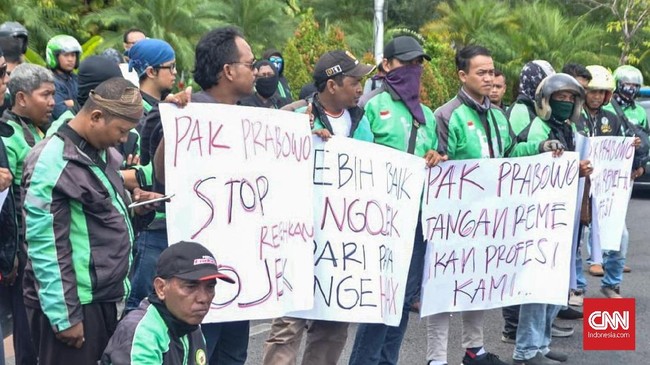 Puluhan pengemudi ojek online Surabaya menuntut Prabowo Subianto untuk meminta maaf kepada mereka karena dianggap telah melecehkan profesi ojol.