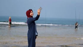 Swafoto Berlatar Sisa Tsunami, Hilangnya Sensitivitas Sosial