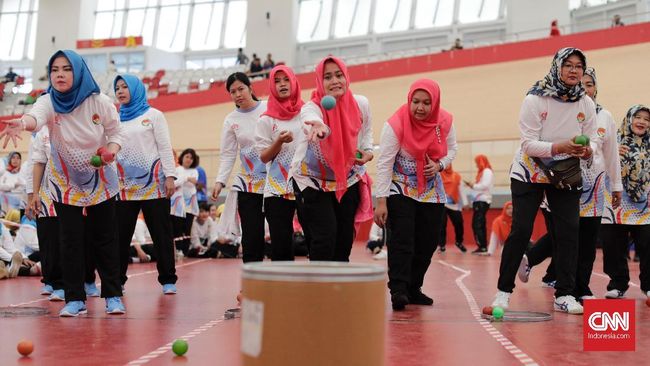 Ide lomba 17 Agustus untuk ibu-ibu berikut bisa jadi referensi untuk perayaan Hari Kemerdekaan, mulai lomba memasak hingga tebak suara.