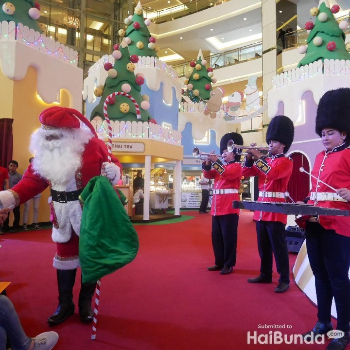 <p>Santa dan marching band siap menyambut Grizzly, Panda dan Ice Bear.</p>