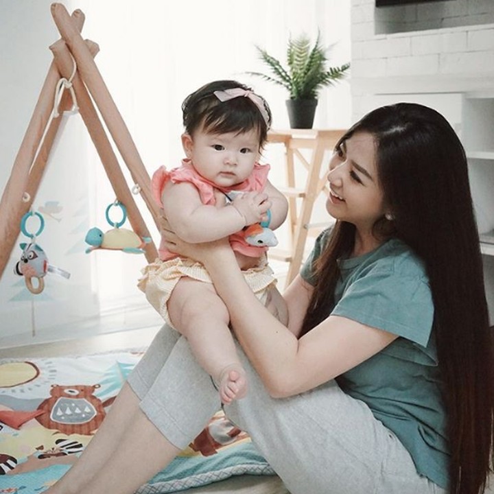 <p>Sejak jadi ibu, akun Instagram Franda kini dipenuhi foto-foto bahagia dengan putrinya. (Foto: Instagram @frandaaa87)</p>
