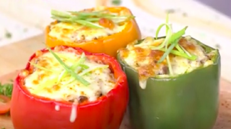 Resep Stuffed Paprika, Cara Unik Makan Paprika Isi Daging Resep Stuffed Paprika ini menyajikan paprika sebagai 'mangkuk' yang bisa Bunda sajikan tanpa takut pedas.