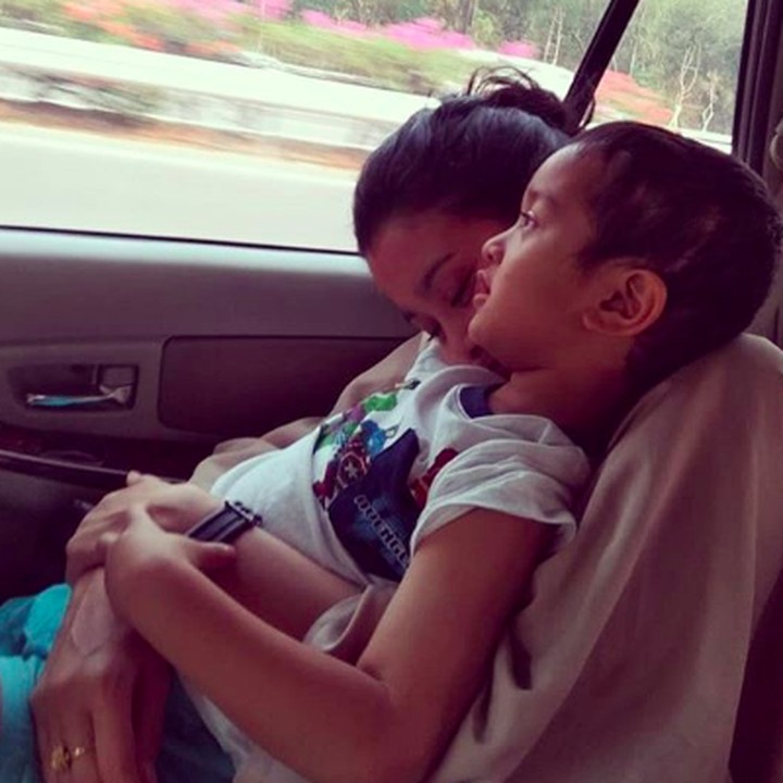 <p>Saat Bunda Marcella melepas rindu pada Magali. (Foto: Instagram/ @marcella.zalianty)  </p>