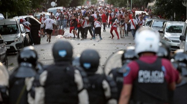Seorang pendukung River Plate ditangkap polisi setelah menyembunyikan flare dengan cara merekatkannya di badan sang anak.