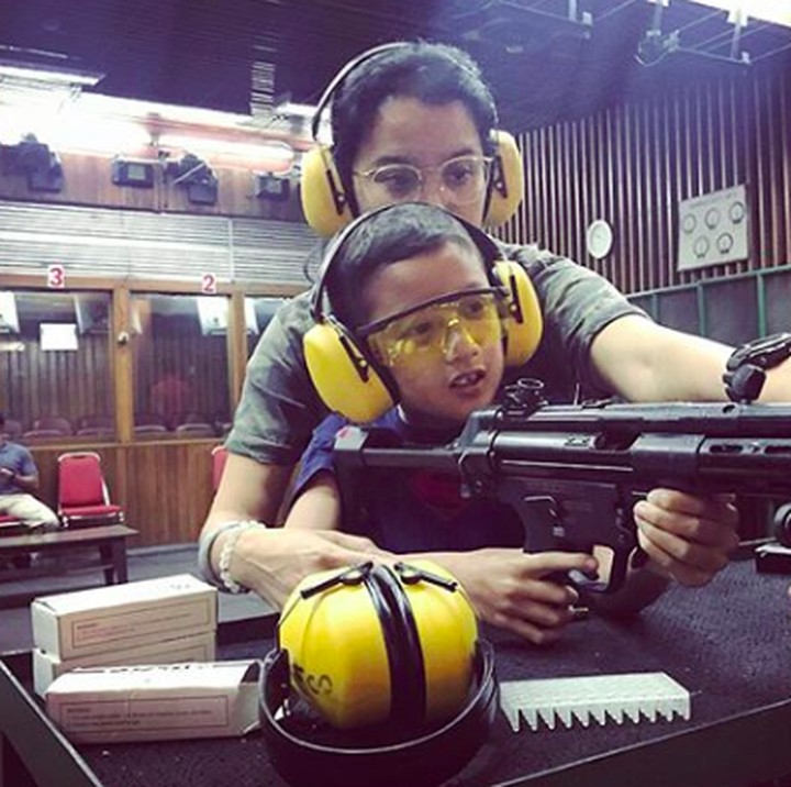 <p>Wah, serius banget nih ibu dan anak latihan menembak. (Foto: Instagram/ @marcella.zalianty)  </p>