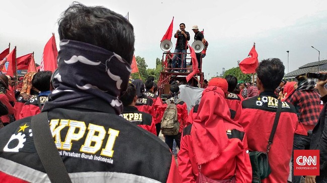 Buruh menilai PP Nomor 78 Tahun 2015 yang mengatur kenaikan upah pekerja sesuai pertumbuhan ekonomi dan inflasi tak mampu menyejahterakan mereka.
