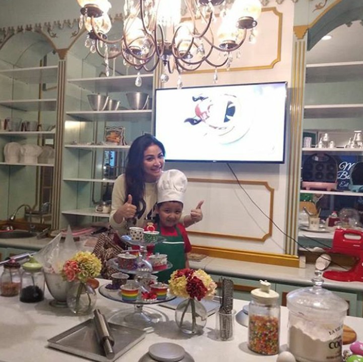 <p>Wah seru banget nih habis belajar masak. Besarnya mau jadi koki ya? he-he-he (Foto: Instagram @virnie_ismail)  </p>