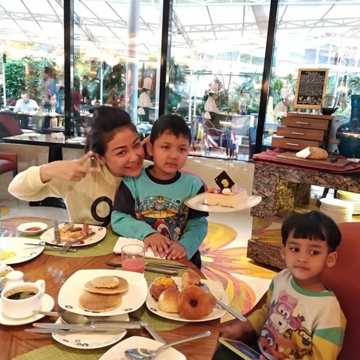 <p>Wah momen makan-makan lagi nih. Virnie memang suka quality time dengan anak-anak di rumah makan ya. (Foto: Instagram @virnie_ismail)</p>