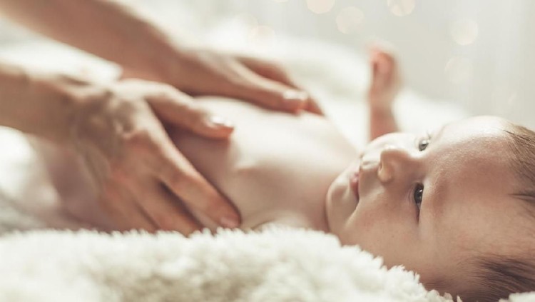 Bayi yang tubuhnya gemuk umumnya punya banyak lipatan di sekitar tangan dan kaki. Area lipatan ini harus benar-benar bersih lho, Bun.