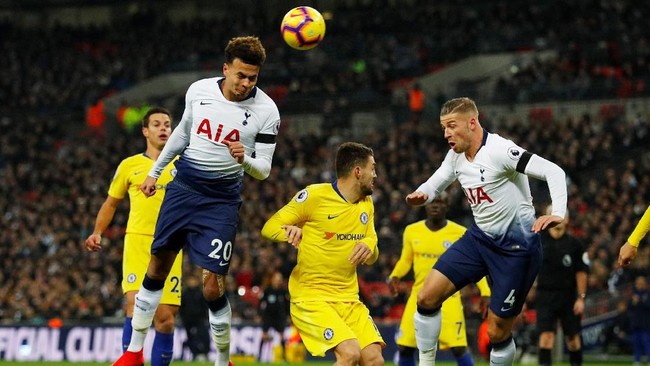 Tottenham Hotspur unggul 2-0 di babak pertama atas Chelsea dalam lanjutan kompetisi Liga Primer Inggris di Stadion Wembley, Minggu (25/11) dini hari.