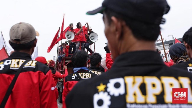 Konfederasi Persatuan Buruh Indonesia (KPBI) menyatakan persentase peningkatan upah minimum di era Presiden Joko Widodo (Jokowi) terus menurun setiap tahun.