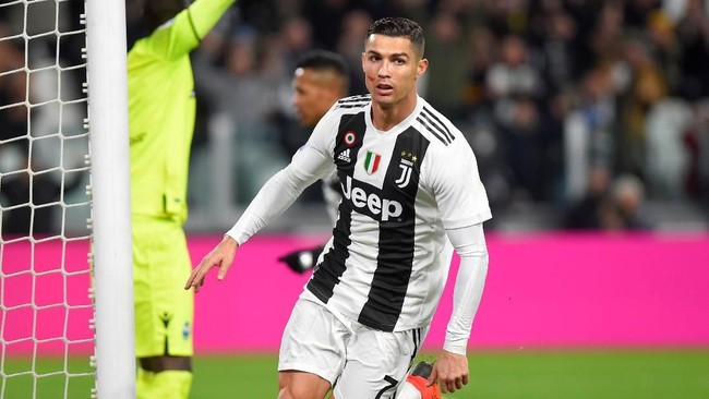 Juventus unggul 1-0 atas tamunya SPAL dalam lanjutan pertandingan Liga Italia Serie A di Stadion Allianz, Minggu (25/11) dini hari.