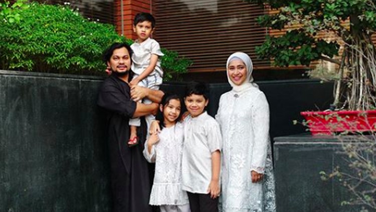 Quality Time Sederhana Ala Keluarga Tompi: Makan dan Nonton Bagi keluarga penyanyi Tompi, aktivitas sederhana seperti makan bareng di luar dan nonton bioskop sudah jadi quality time.